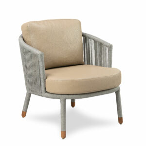 Poltrona Penuche com estrutura de alumínio e revestida com Corda Náutica.